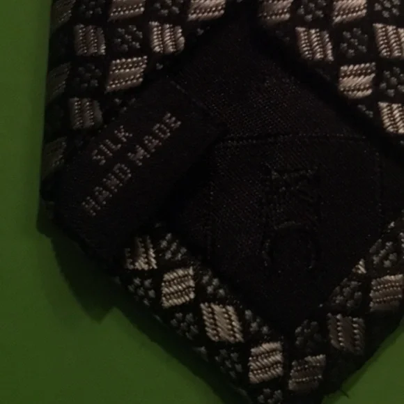 Kenneth Cole New York Black & Silver Tie, 100% Imported Silk, Hand Made. Steamed